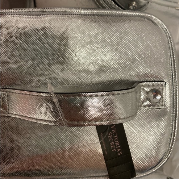 NEW VICTORIA’S SECRET MAKEUP AND TRAVEL CASE! - Picture 3 of 5